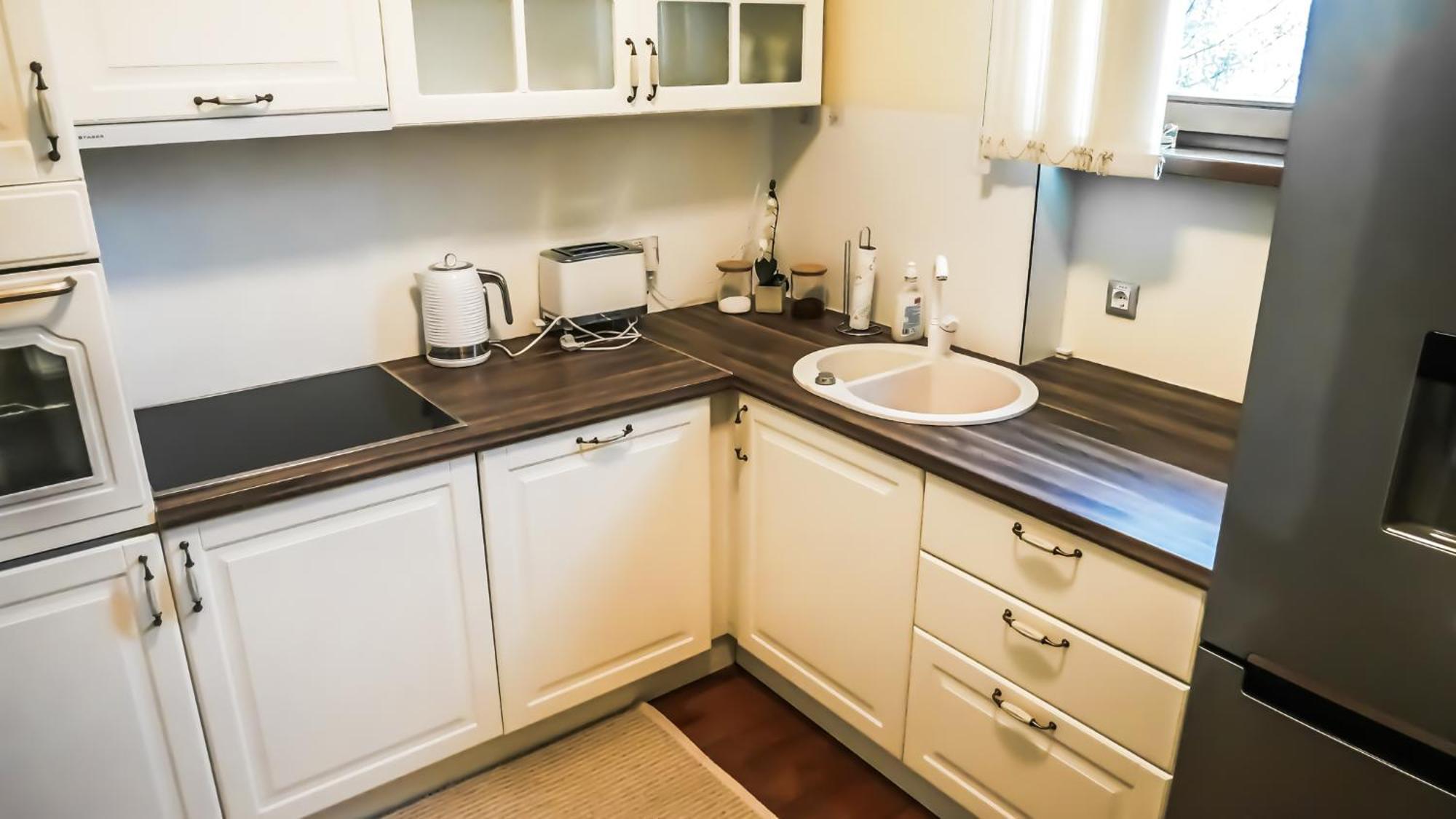 Majda Elegant With Prime Location And Parking